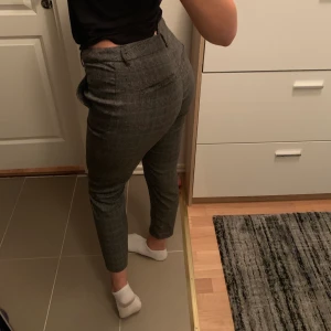 Kostymbyxor storlek 40 - Rutiga kostymbyxor, använda vid ett tillfälle. Storlek 40, passar S/M. Köpta för 699, säljer för 200. Jag är 175 cm lång. Man kan möta upp mig i Malmö 