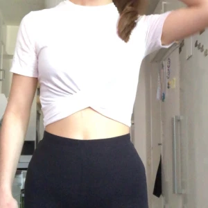 Vit t-shrt xs - Använd en gång. Storlek xs men passar även s. Frågor? Skriv till mig genom att skrolla ner och trycks på texten ”kontakta” med grön bakgrund 🤍