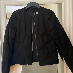 Svart jacka från h&m - Säljer min svarta jacka från h&m i storlek 34 då jag inte använder den längre. Använde en del förut men den är fortfarande i fint skick.