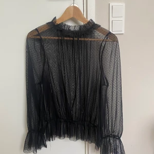 Festtop - En snygg festtop från nakd i tunt material