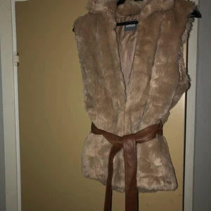 Höstlig pälsväst - Beige pälsväst med läder skräp (inte äkta päls)