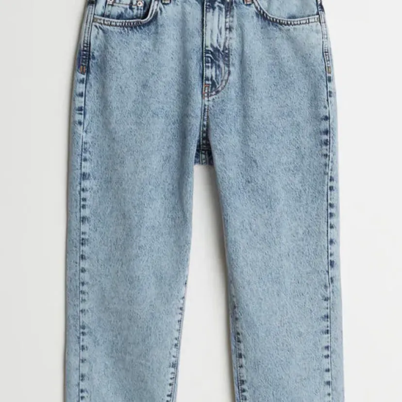 Jättefina Ginatricot mom jeans i stl 38 men passar även mig som är 36. Stentvättade ljusblå utan slitningar och knappt använda. Nypris 499kr. Jeans & Byxor.