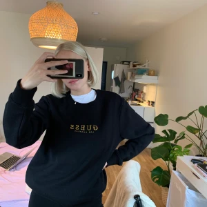 Sweatshirt från GUESS - en svart sweatshirt från guess! Knappt använd! Stl M (jag har normalt xs-s så den sitter oversize som på bilden). 350 Inklusive frakt! 
