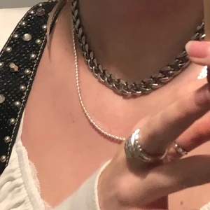 Halsband kedja seams  - Kedja från Seams jewerly. Längden på kedjan är 38 cm exklusive där man sätter på med länk. 