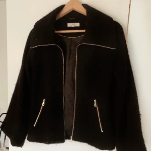 Höstjacka - Jättemysig höstjacka i storlek XS! Köpt på MQ för något år sedan. Säljer på grund av att jag vuxit ur den (även om den är lite oversized).