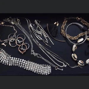 Massor av smycken  - Armband, halsband o mer. Köparen står för frakten 