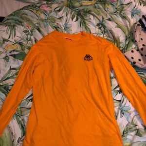 Kappa  - Orange kappa långarmad, andvänd Max 2 gånger, så bra skick