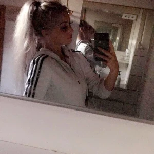 Adidas tjocktröja  - En vit adidastjocktröja, sparsamt använd så den ser iprencip ny ut! kan mötas upp i Uppsala/Enköping eller frakta (köparen står för frakten)