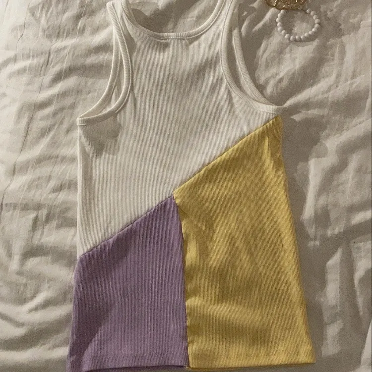 våran handsydda patchwork color top!😍 kommer två stycken liknande till inom kort håll ögonen öppna👀 (sydd utav 3 likadana begagnade tröjor som vi sytt ihop till en). Toppar.