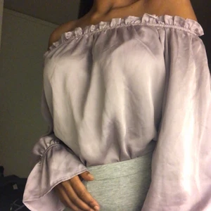 Vacker blus i pastell lila🌸 - Gudomlig blus i pastelllila siden material! Använd en del men är i bra skick!! Stl M men sitter snyggt på en S också (jag själv är xs/s)!!😍 80kr eller bud!!