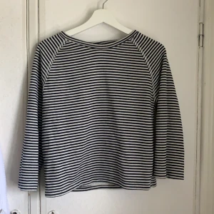 Tröja från Mango - En randig tröja från Mango. Storlek S.