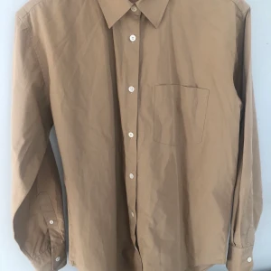 Arket skjorta  - Beige (kamel) arket skjorta i storlek 36! Superfin knappt använd! Kan mötas i Stockholm eller posta den mot betalad frakt (den är lätt). 🌻! 