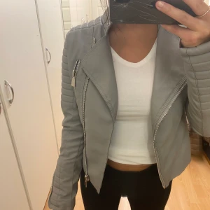 Chiquelle moto jacket  - Säljer denna gråa jacka från Chiquelle, köpt för 699kr. Köparen står för frakten 