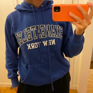 Hoodie  - Hoodie som jag köpt från beyond retro. Använd ca två gånger då den är lite liten för mig. Köpt för 300