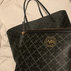 By Malene Birger väska - Ursnygg och rymlig väska perfekt om du vill ha med dig lite mer saker, pris kan diskuteras 