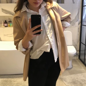 Beige kappa - Beige kappa med cool insida. Knapparna är ganska slarvigt påsydd (man kan se på 3 bilden) samt mitten på en utav dem saknas. Går lätt att fixa om man orkar. Vet ej vilken storlek, men jag själv brukar ha M och är ca 164cm. Startbud på 77kr+frakt💕 Kan eventuellt mötas upp i Stockholm😊