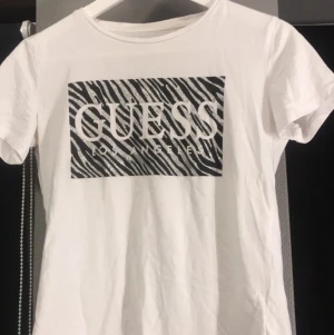 Guess t-shirt - En jättefin guess tröja som knappt är använd. Säljer pågrund av att den är för liten för mig😊 Den skulle passa en XS lika bra! Ordinarie pris är 300kr 