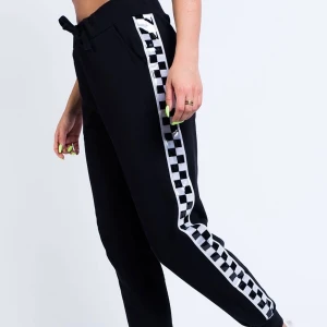 MADness trackpants Lisa Anckarman - Slutsålda MADness track pants från Lisa Anckarman x Madlady. Sköna mjukisbyxor med reflex på sidorna. Mycket bra skick, knappt använda. Nypris 499kr. Priset är inklusive frakt!