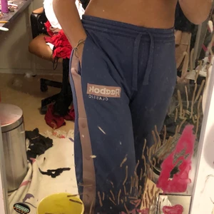 byxor - Byxor från reebok med uppknäppbara knappar på sidorna, dom är blå/lila/rosa(lite noppriga dock)