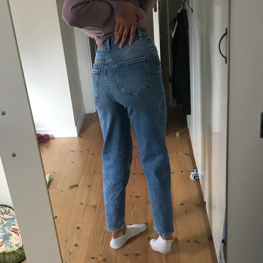 Fina blåa jeans från Gina tricot som tyvärr inte kommer till användning längre. Använda ett antal gånger men är fortfarande i jättefint skick💕💕. Jeans & Byxor.