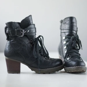  - Fodrade kängor/boots i svart skinnimitation, tjock sula och ca 5 cm klack. Varma sköna och lätta att gå i. Skorna stängs med dragkedja och har snörning och metalldetaljer. 
Frakt 79kr med schenker. 
Kan även mötas på söder. 