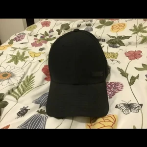 Svart Adidas keps - Keps från Adidas, använd rätt så mycket men fortfarande fint skick! Nypris ca 250kr 