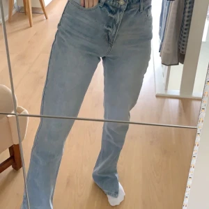Fashion Nova jeans  - Säljer dessa grymt snygga jeansen från fashion nova med slits på sidorna, tyvärr för stora & långa för mig. Jag har storlek 5 men skulle säga de passar 36/38. Aldrig använda. Köparen står för frakten vilket är 55kr. BUDA!! Högsta bud (270kr+frakt)