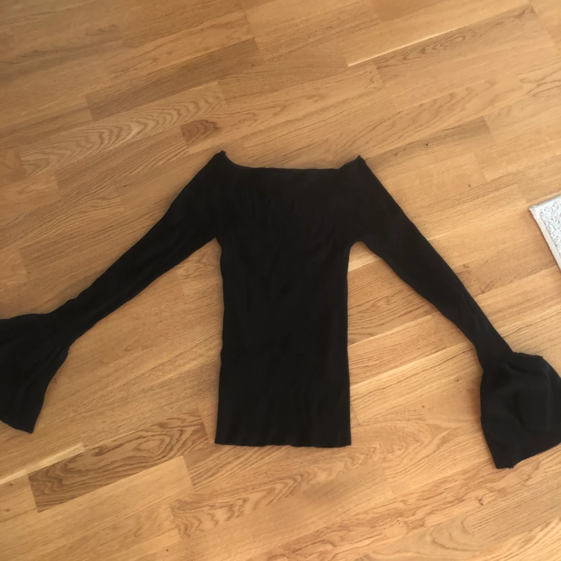 Svart ribbad tröja.