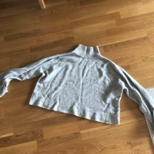 Stickad grå tröja - Hög krage. Stolek:s 