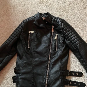 Moto Jacket Black  - Snygg och skön skinnjacka!  Oanvänt skick. Aldrig använt. 