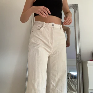 Manchester byxor  - Manchester byxor från Weekday✨ storlek 38. Beige / vita. Knappt använda. Kommer inte till användning pga att de är för stora i midjan på mig. Du står för frakten.💗 (kolla min bio för mer information)