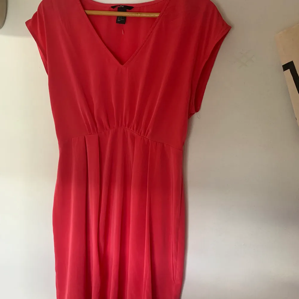 Jättesöt rosa klänning som tyvärr aldrig kommit till användning 🥺 färgen syns på andra bilden!. Klänningar.