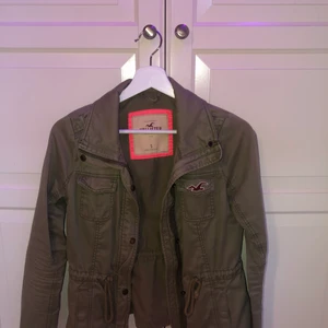 Holister jacka  - Holister jeans jacka i färg camoflage grön, bra kvalite. Säljer pga att den är för liten för mig. Strl S
