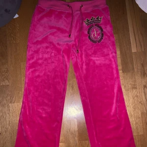 Juicy couture byxor size M - Juicy couture tracksuit byxor. Bra skick, säljer då dom är för små för mig.