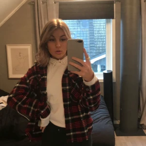 Rutig skjort/jacka storlek 34 från zara - Väldigt fin skjort jacka från zara och i väldigt fint skick, men använts inte längre och därför säljer jag vidare det till någon som får användning av det mer än mig ! ❤️