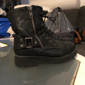 Fodrade kängor - Svarta fodrade kängor från dinsko. Använt dom Max 5 gånger storlek 35, köparen står för frakten.