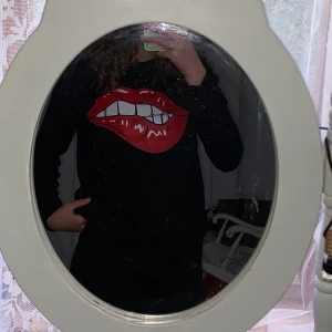 Sweatshirt med roligt tryck  - Säljer den här för den kommer inte till användning. Storlek S. Köparen står för frakten