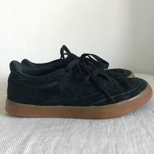 Svarta Reebok, storlek 37 - Svarta Reebok i mocka, storlek 37, bra skick, 300kr eller högsta bud gäller! 