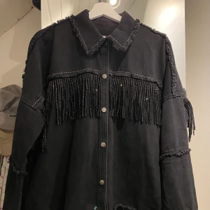 Jeansjacka med fransar från zara - Säljer nu min favorit jacka, som är sparsamt använd! Super snygg och trendig. Säljer den för 200kr + frakt, nypris: 559kr. 