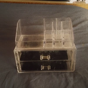 Sminkhållare  - Sminkhållare. Får plats med allt från paletter till läppstift. 