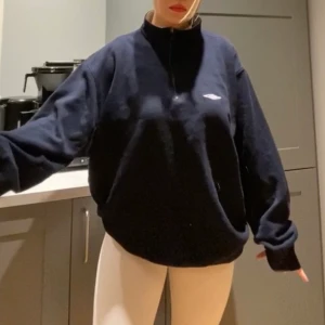 College tröja  - Essentials blå college tröja med dragkedja och hög krage. Oversized, mjuk och härlig.