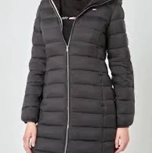 Tommy Hilfiger Dunjacka - En Tommy Hilfiger Dunjacka, köpt för inte så länge sen. Inga synliga problem med jacka, endast ena dragkedjan på en ficka är lite trög och lite sönder, men det går och fixa. Köptes för 3000, säljes för 1500:- (pris kan diskuteras) Jag säljer jacka då jag behöver göra mig av med en del plagg. Behövs det fler bilder eller har du någon fråga är det endast o kontakta😊