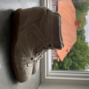 Pavement beige mocka - Pavement skor med kilklack. Använda, men har ytterst få slitage. Fortfarande i suveränt skick!