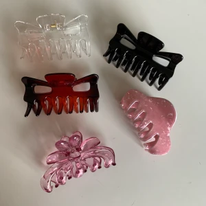 Hårklämmor - 5 st hårklämmor💜 på bild 2 är i samma modell och dem är 50kr st. Bild 3 är 2 olika modeller hårklämmor och dem kostar 60kr st