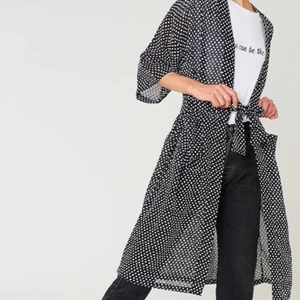 Nisha Dot Kimono black/white strl M - Sparsamt använd kimono i väldigt gott skick. Nypris 399 kr. Köpare står för frakt.