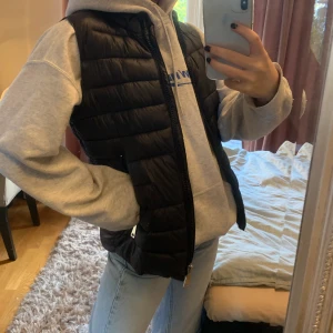 Tunn dunväst - Tunn dunväst från mango i bra kvalité i storlek s. Säljer då jag har en annan. 