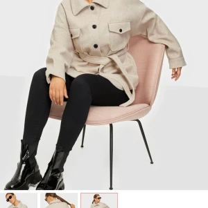 Nelly Schacket Jacket i strl 34 - Säljer nu min populära Nelly jacka som är slutsåld på deras hemsida! Har endast använt den 1gång så den är inte sönder någonstans och är som ny! Inköpt för 699kr och säljer för 520kr+ ev frakt! Hör av dig vid frågor 💖 Har just nu ett bud på 580kr 