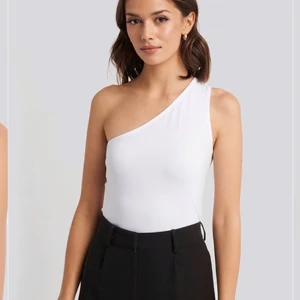 One shoulder singlet top - Säljer min vita enarmade top från Nakd! Aldrig använd mer än på bilden💘💘