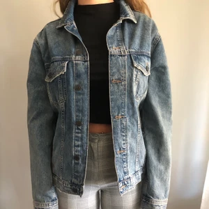 Jeans jacka - En snygg jeans jacka med ett ballt tryck på ryggen.       Köparen står för frakten, buda...