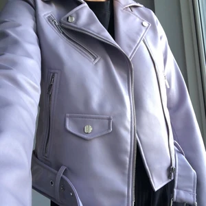 Lilla skin jacka - Lilla skin jacka från Zara, endast använd en gång, ny skick, storlek M, men passar även XS och S, fraktkostnad tillkommer